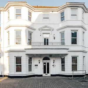  Apartment Spacious 2 Bedroom Flat Near And Town Centre