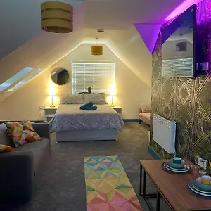  Apartment Vibrant & Modern In United Kingdom